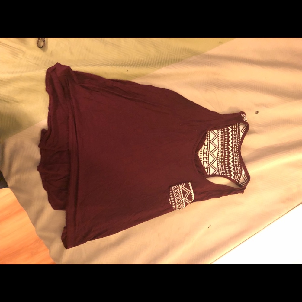 Maroon tank top with trendy pattern